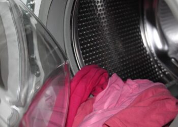 Como lavar roupa que solta tinta com sal?