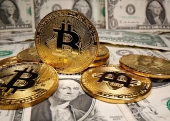 Bitcoin recua mais de 10% após maior resgate diário de ETFs nos EUA