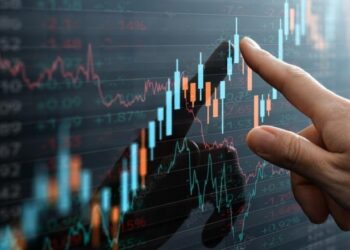 Empresas brasileiras freiam investimentos em meio à alta dos juros e dólar a R$ 6