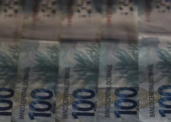 Juros futuros caem com avanço do pacote fiscal