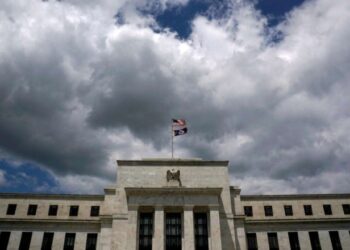 Diretor do Fed projeta novos cortes nos juros, condicionados à inflação