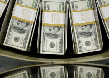 Dólar segue fortalecido com foco nas políticas econômicas de Trump