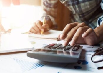 Inadimplência aumenta, mas número de famílias endividadas cai em 2024