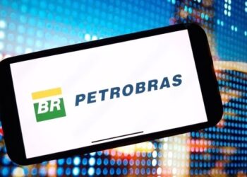 Pressão por reajustes cresce com defasagem nos preços de combustíveis da Petrobras em 2025