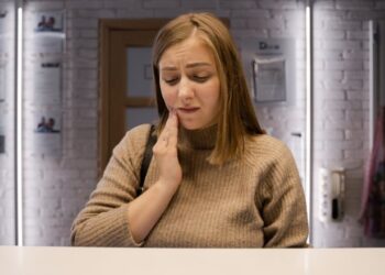 Dor no dente ao mastigar coisas duras: causas e soluções