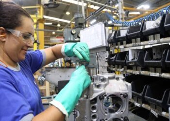 IBGE aponta crescimento na produção industrial em 2024 mesmo após recuo em dezembro