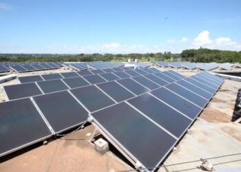 O impacto da energia solar na vida de famílias de baixa renda