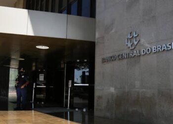 BC eleva para 70% chance de estouro da meta de inflação em 2025 e reduz projeção de crescimento