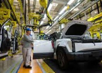 Demanda em alta impulsiona recuperação da indústria em fevereiro, aponta PMI