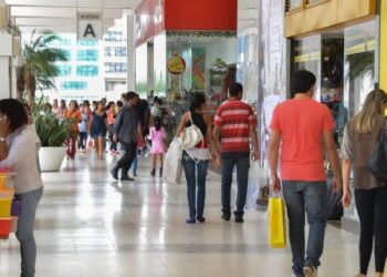 Varejo registra crescimento de 2,4% em fevereiro