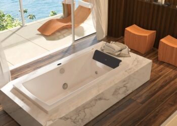 A instalação de uma banheira bem posicionada valoriza o imóvel