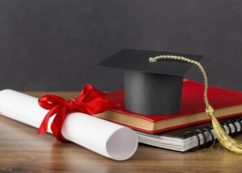 Como a faculdade aprimora habilidades práticas no trabalho