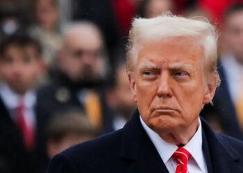 Em ataque político, Trump cobra demissão de Powell