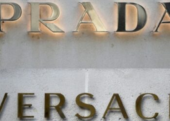 Prada compra Versace por US$ 1,38 bilhão e reforça liderança no mercado de luxo italiano