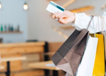 Confiança do consumidor sobe pelo terceiro mês e sinaliza início de recuperação