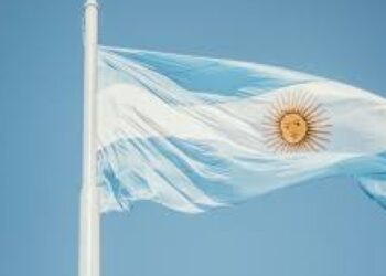 Fitch eleva nota da Argentina após sinais de recuperação econômica e desinflação