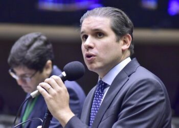 Hugo Motta impõe prazo e clima no Congresso é de derrubada do decreto do IOF