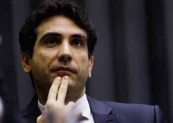 Banco Central reafirma Selic em 15% e sinaliza juros altos até 2026