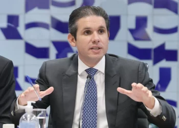 Projeto na Câmara pode turbinar ganhos de políticos com aposentadoria extra