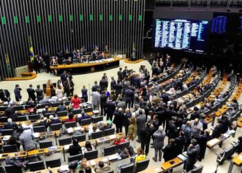 Congresso derruba vetos de Lula e retoma trechos que podem aumentar conta de luz em até 3%