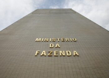Contas do governo central têm superávit de R$ 20 bilhões em 12 meses até maio, diz Fazenda
