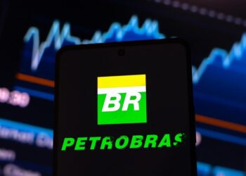 Queda do petróleo reduz defasagem dos combustíveis no Brasil