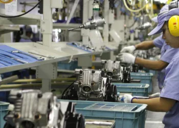 Brasil ganha fôlego em competitividade, mas ineficiência do Estado continua freando avanço, aponta estudo