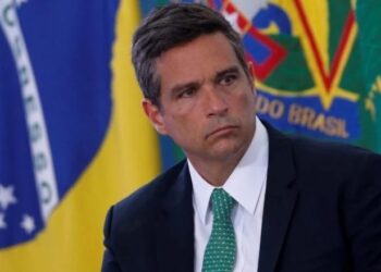 Campos Neto critica política fiscal do governo e cita IOF como exemplo de restrição ao investimento