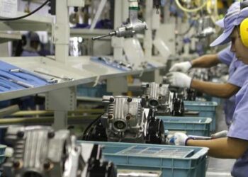 Indústria registra primeira queda no emprego em 18 meses, diz CNI