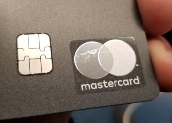 Mastercard passa a exigir gasto mínimo no cartão Black para aceso a salas VIP