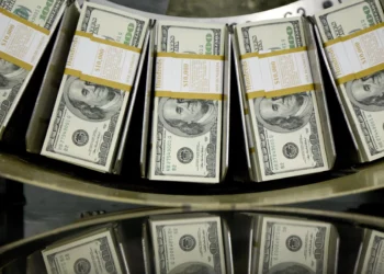 Dólar perde força e fecha a R$ 5,56 em meio a alta do petróleo e negociações com EUA