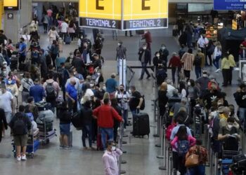 Alta do IOF pode encarecer passagens e reduzir oferta de voos, alerta setor aéreo