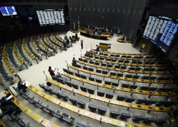 Câmara gasta mais de R$ 1 bilhão por ano com funcionários sem controle de jornada