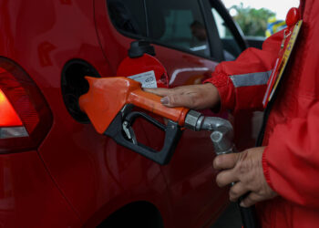 Governo pressiona Petrobras e distribuidoras por repasse de quedas nos combustíveis