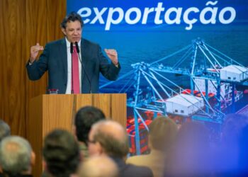 Haddad inicia negociações com EUA para reverter tarifa de 50% sobre exportações brasileiras