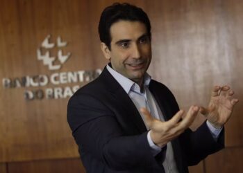 Galípolo diz que BC não pode “se emocionar” com dados pontuais e defende meta de 3% para inflação