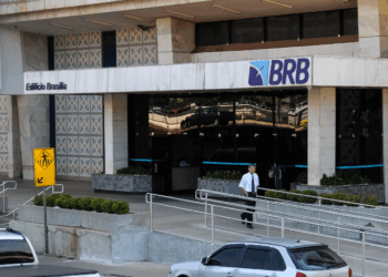 CLDF aprova projeto que autoriza BRB a comprar fatia do Banco Master