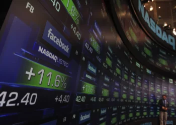 Wall Street dispara: S&P 500 e Nasdaq batem recordes com aposta em corte de juros pelo Fed