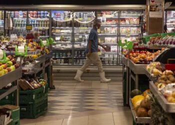 Varejo cai pelo 3º mês seguido em meio a crédito restrito e alimentos caros, aponta IBGE