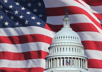 Dívida recorde dos EUA preocupa e  tarifas de Trump elevam tensões econômicas