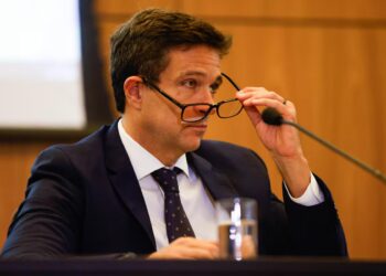 Campos Neto critica aumento de impostos, mas vê gastos do governo Lula como sustentáveis