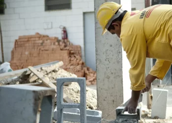 Construção tem pior agosto em 9 anos com queda de atividade e emprego