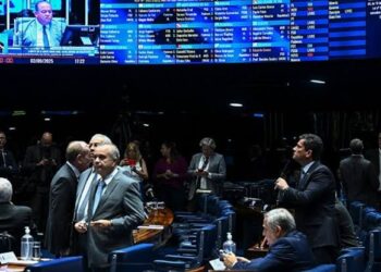Senado aprova PEC dos Precatórios e libera R$ 12 bi extras no Orçamento a partir de 2026