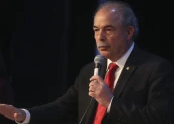 Mercadante diz que Brasil está aberto a negociar com EUA, inclusive sobre terras raras