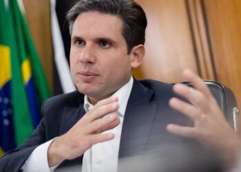 Presidente da Câmara alerta para risco fiscal após reforma do IR e mira nova agenda política