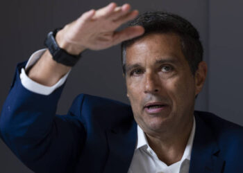 Campos Neto sugere taxa mínima de 17,5% para o setor financeiro e critica distorções tributárias