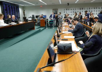Deputados aprovam na CCJ PEC que muda controle das agências reguladoras e gera embate político