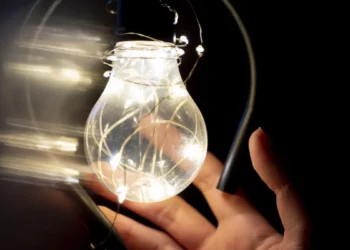 Aneel quer mudar tarifa e cobrar mais na conta de luz em horário de pico