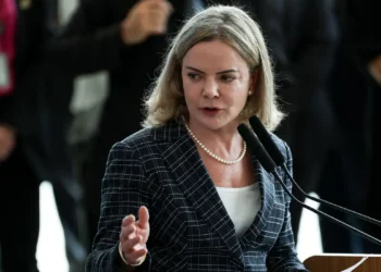 Gleisi Hoffmann critica atuação de Galípolo no BC e diz que ele “deixou a desejar”