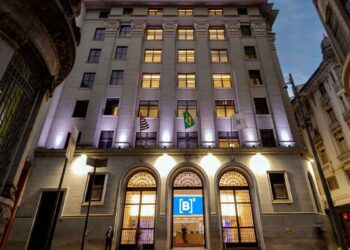 B3 aprova recompra de até 230 milhões de ações e divulga projeções até 2026